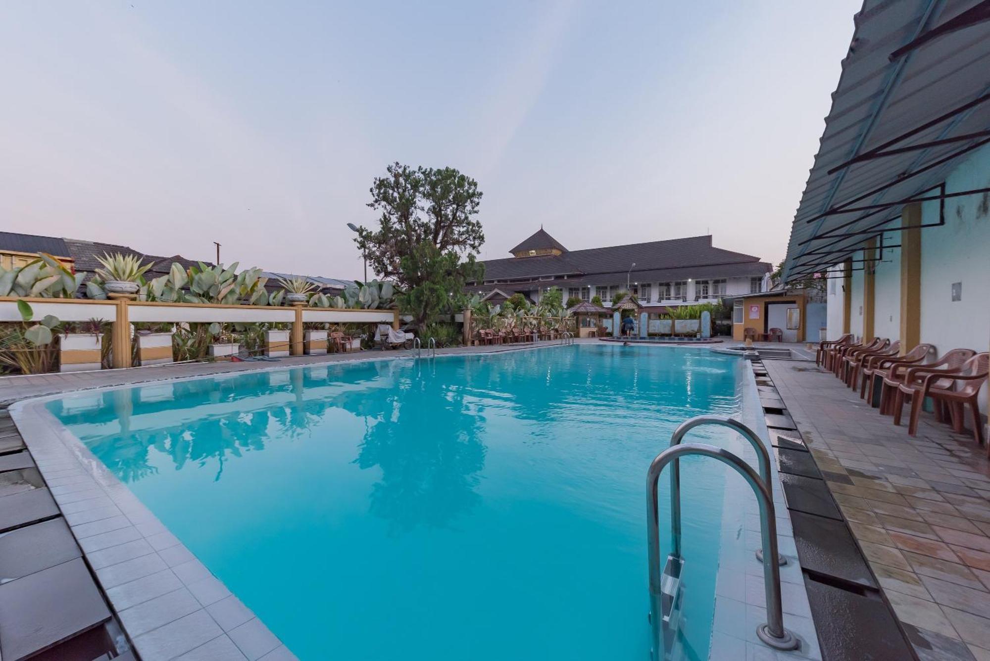 Urbanview Hotel Crown Tasikmalaya By Reddoorz Exteriör bild