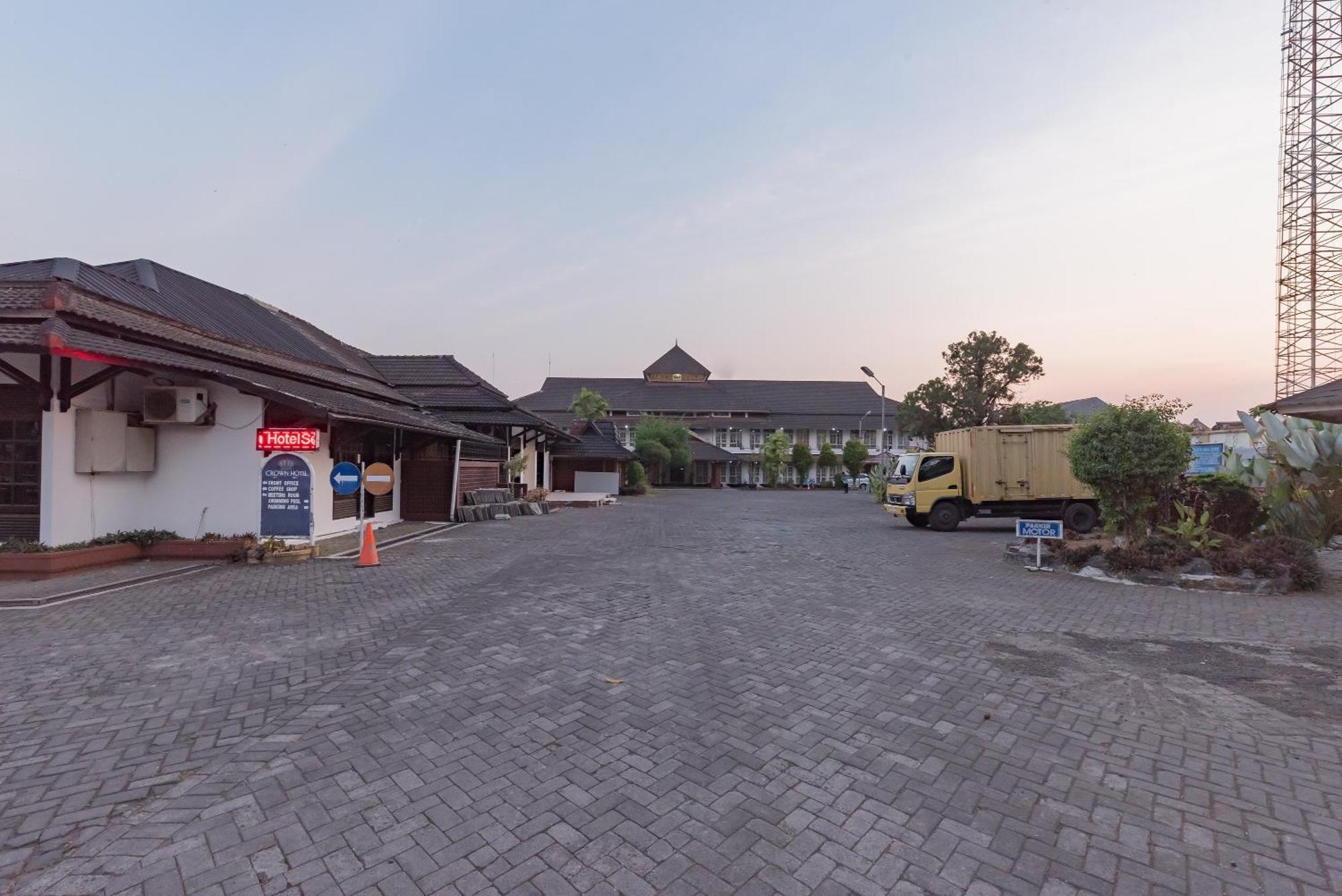 Urbanview Hotel Crown Tasikmalaya By Reddoorz Exteriör bild