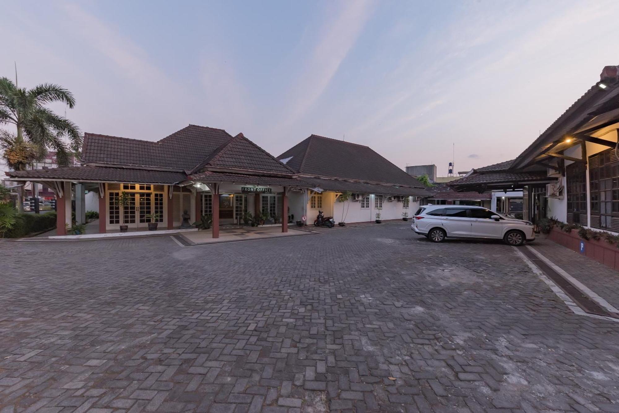 Urbanview Hotel Crown Tasikmalaya By Reddoorz Exteriör bild