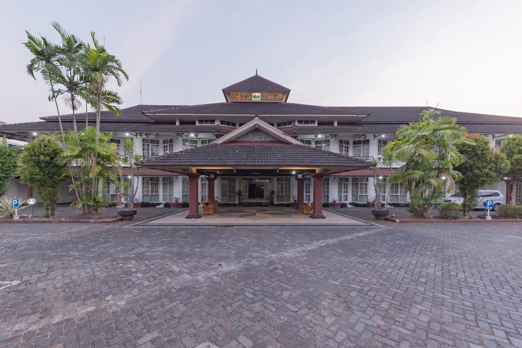 Urbanview Hotel Crown Tasikmalaya By Reddoorz Exteriör bild