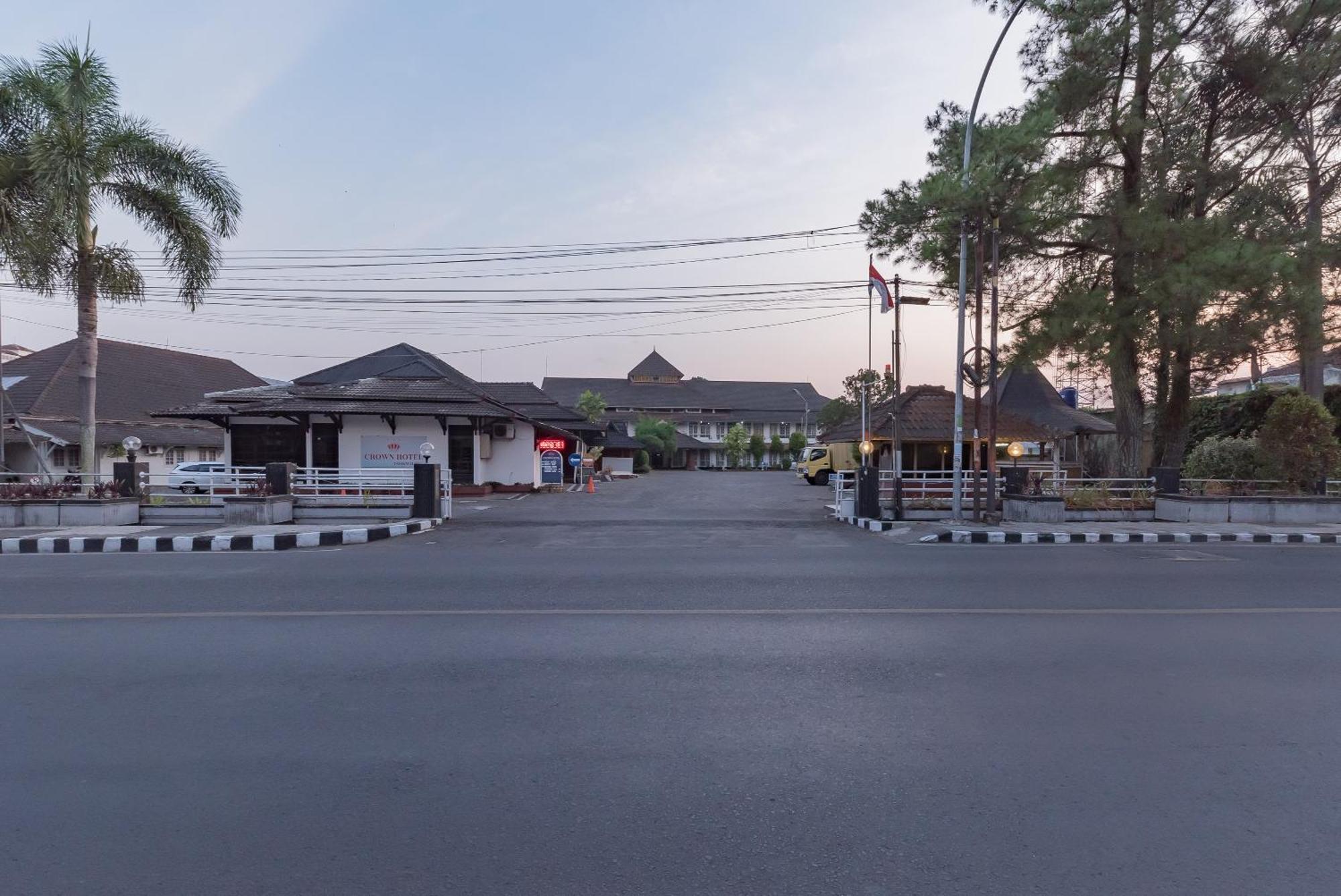 Urbanview Hotel Crown Tasikmalaya By Reddoorz Exteriör bild