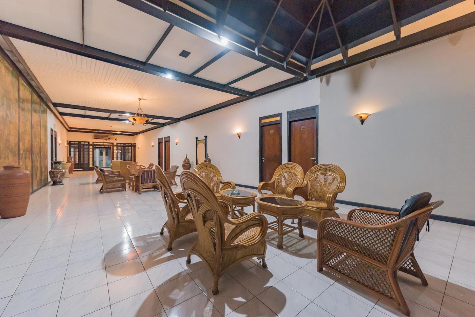 Urbanview Hotel Crown Tasikmalaya By Reddoorz Exteriör bild
