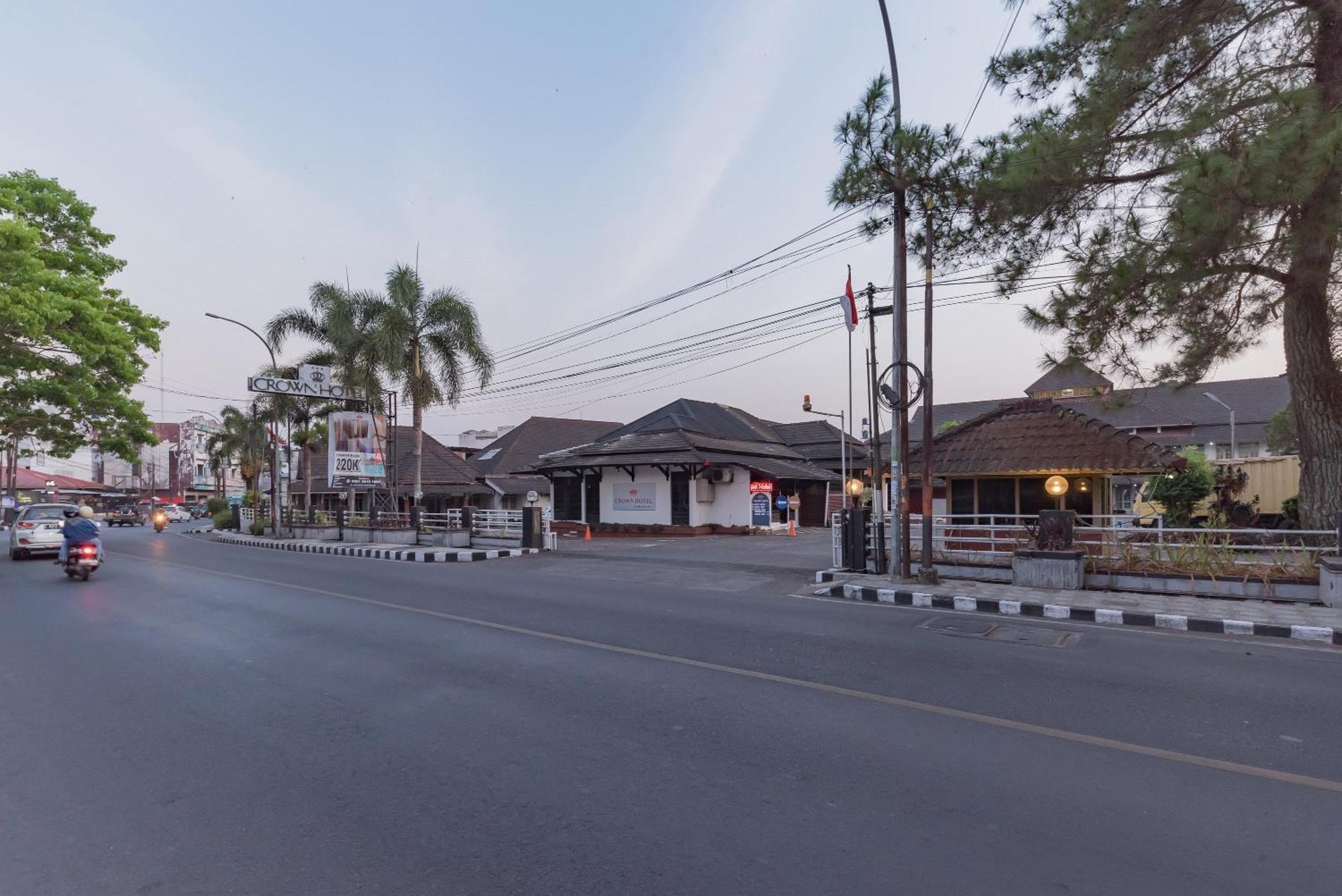 Urbanview Hotel Crown Tasikmalaya By Reddoorz Exteriör bild