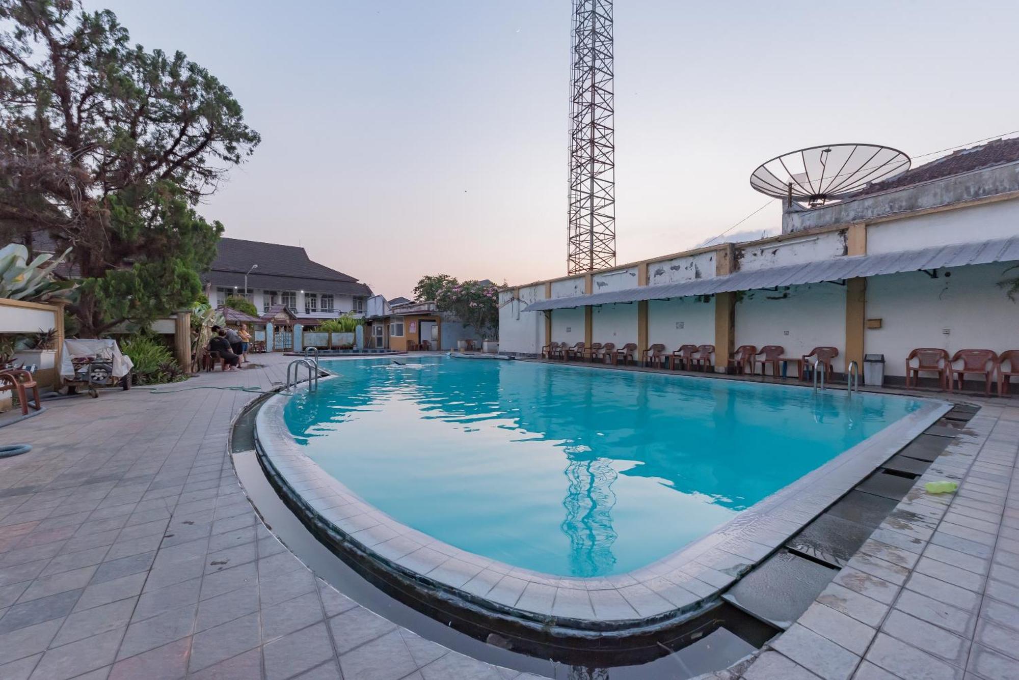 Urbanview Hotel Crown Tasikmalaya By Reddoorz Exteriör bild