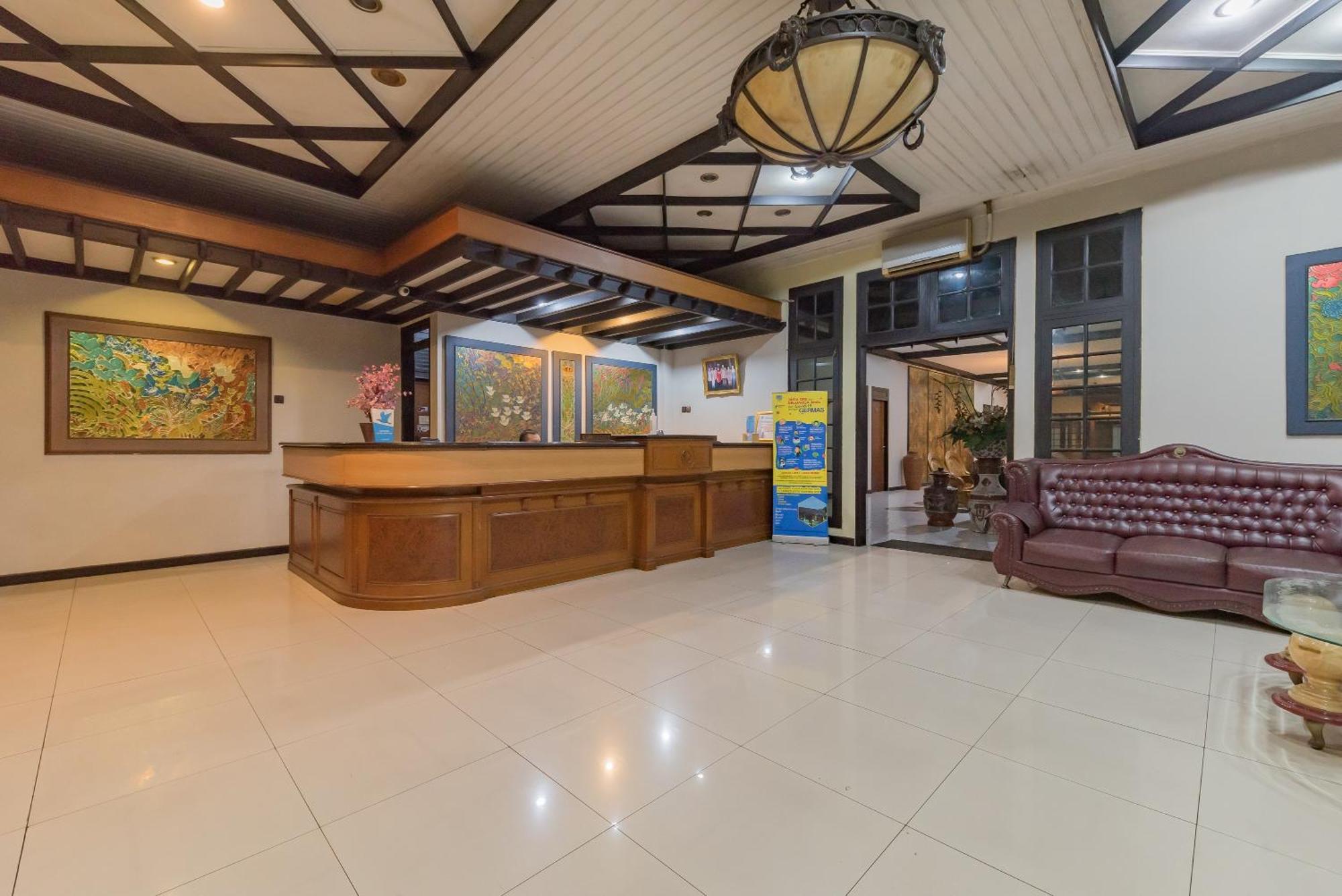Urbanview Hotel Crown Tasikmalaya By Reddoorz Exteriör bild