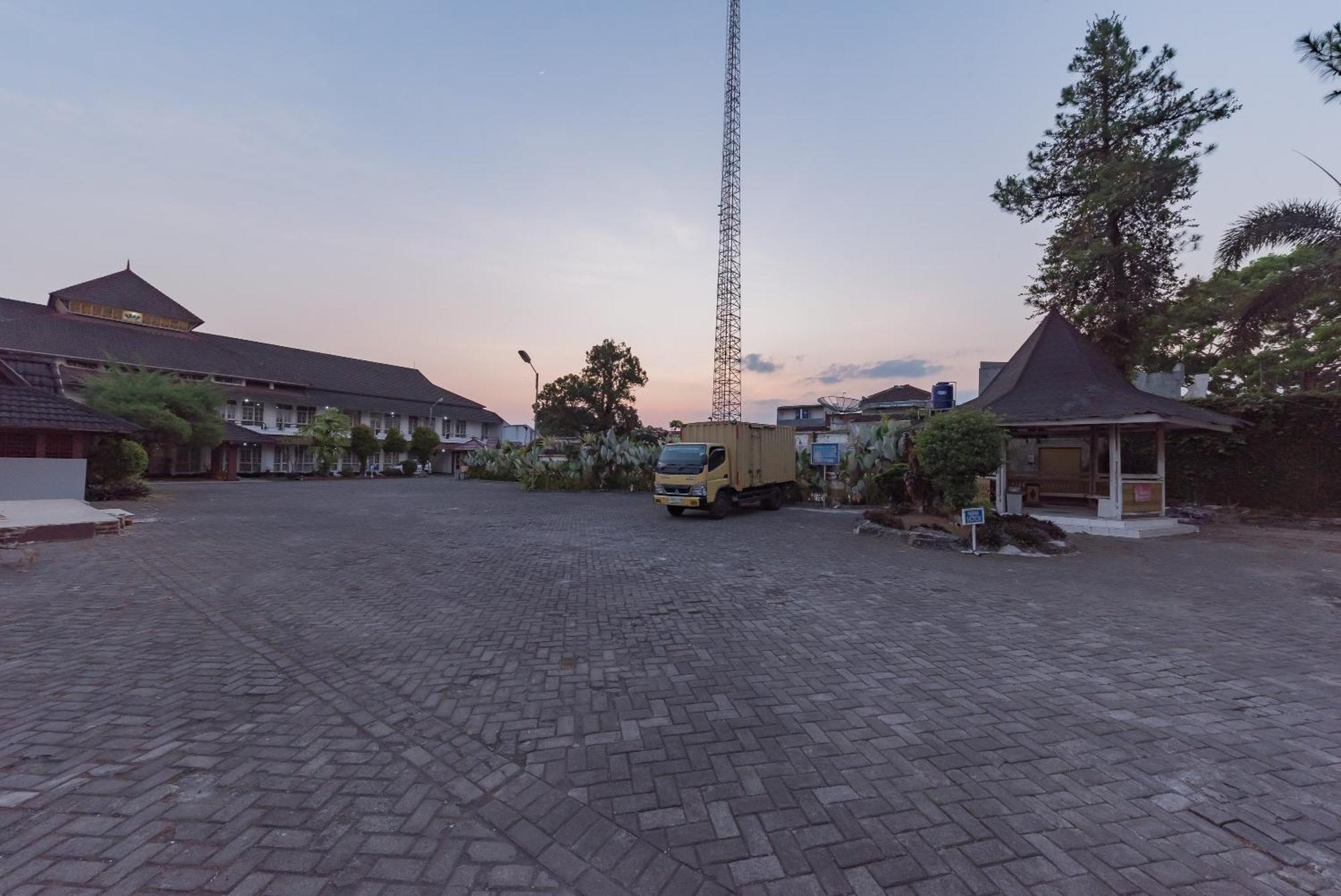 Urbanview Hotel Crown Tasikmalaya By Reddoorz Exteriör bild