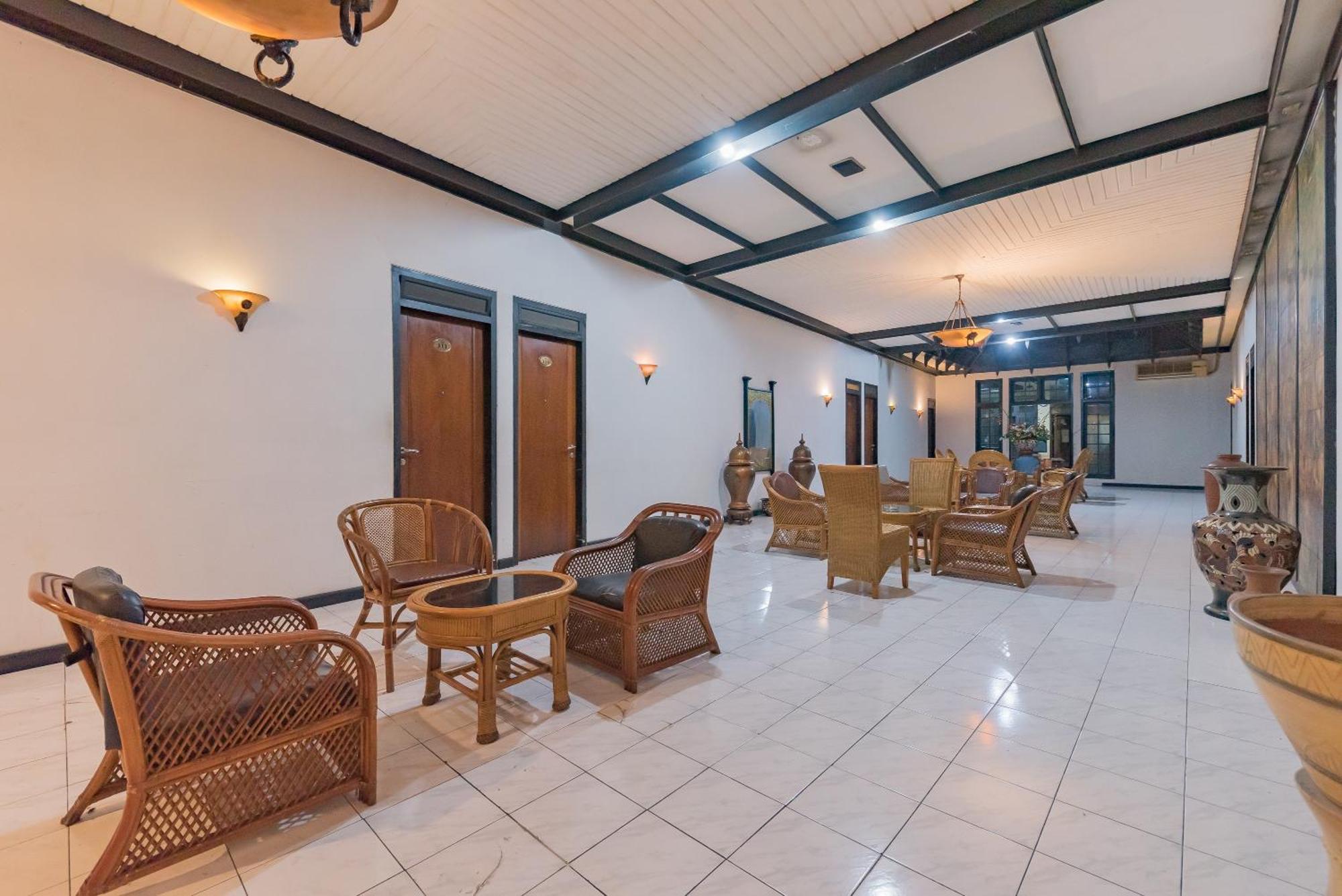 Urbanview Hotel Crown Tasikmalaya By Reddoorz Exteriör bild